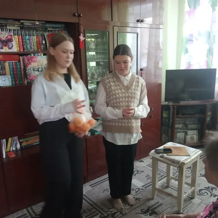Волонтеры 8В класса поздравили педагогов-ветеранов с наступающим Новым годом