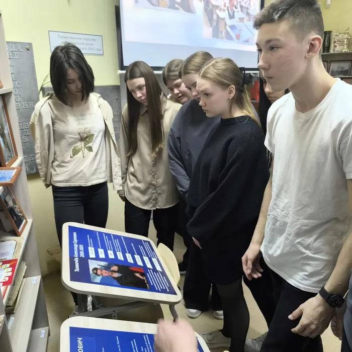 В школьном музее продолжается экскурсия  «Служили два товарища...»