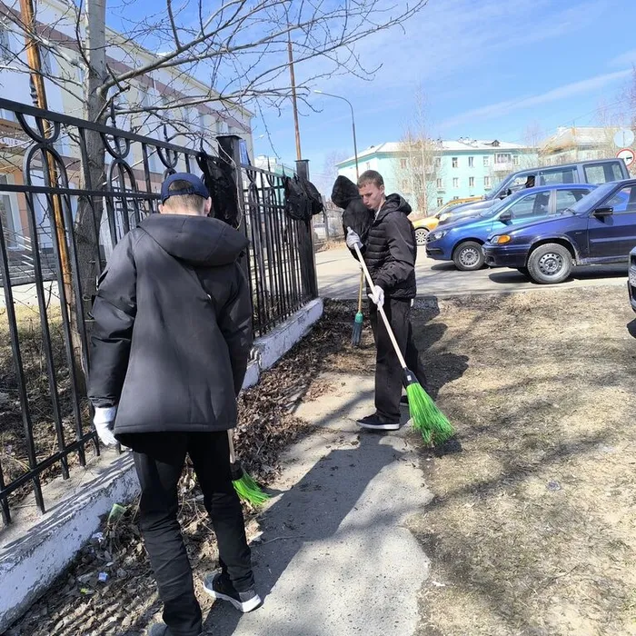 Волонтеры школы приняли участие в субботнике на территории ЦРБ