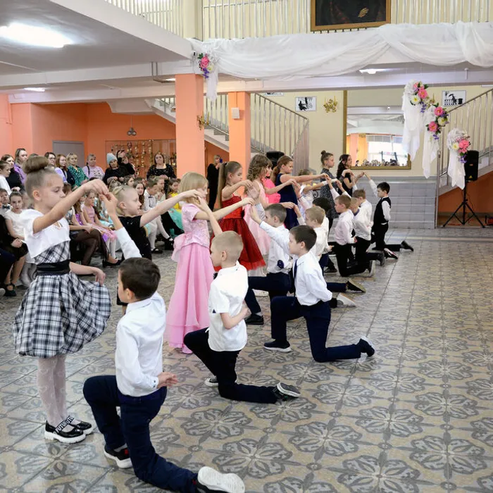 Праздник для женщин от учащихся начальной школы