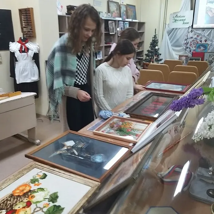 Продолжается экскурсия в школьном музее