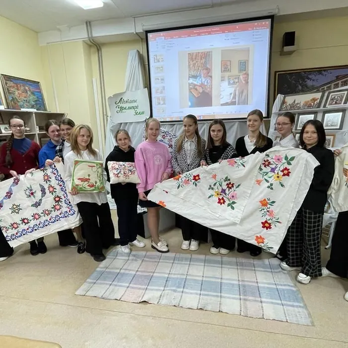 Ученицы 6А класса посетили выставку в школьном музее