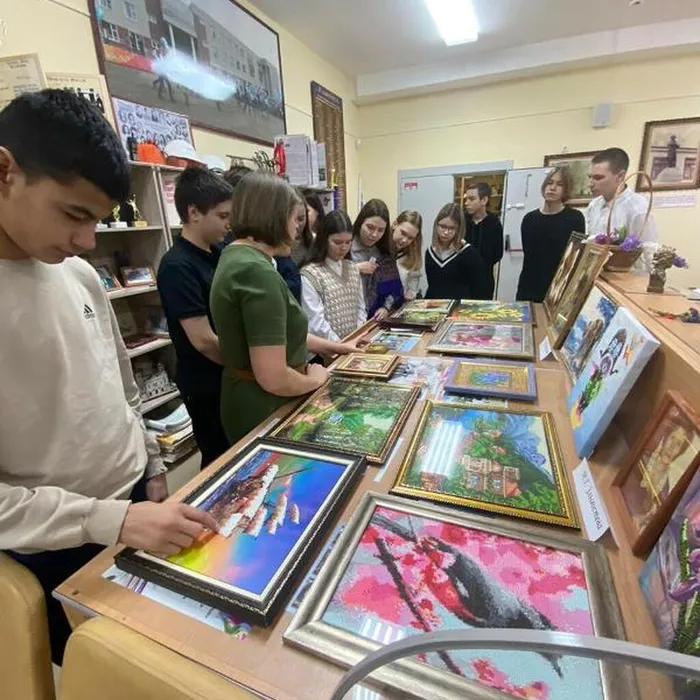  Экскурсию «Мотивы Уральской земли» посетили учащиеся 8В класса