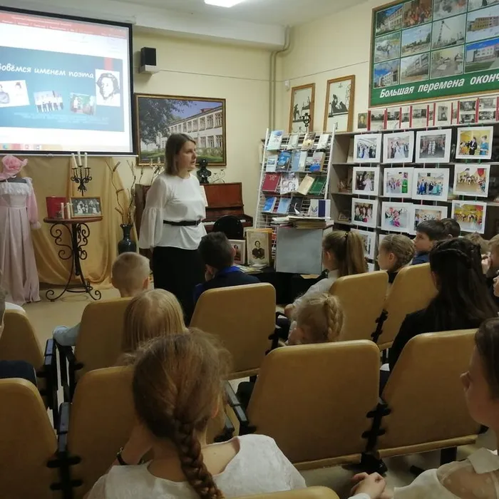 Продолжается экскурсия в музее школы&nbsp;«Зовемся именем поэта»
